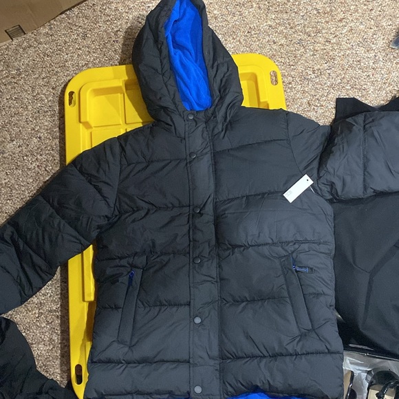 Amazon Essentials' Heavyweight Hooded Puffer Jacket - Picture 6 of 9